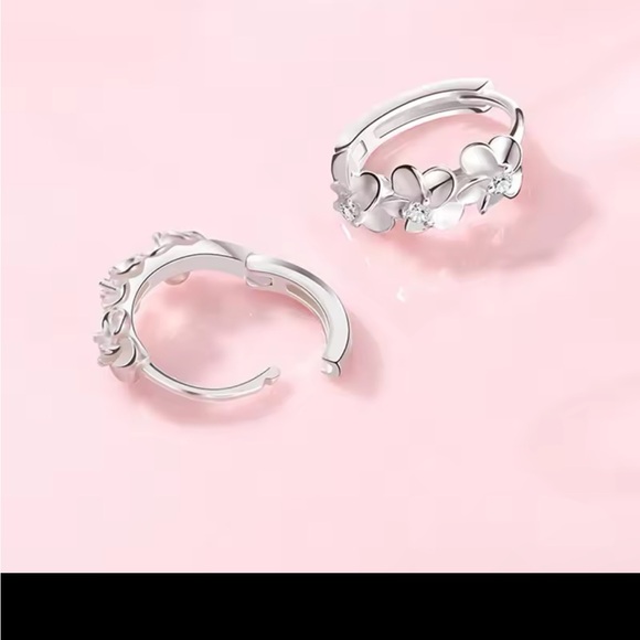 925 BUNDLE FLOWER NECKLACE AND HOOP EARRINGS - Picture 3 of 5